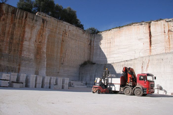 cava-di-pietra-bianca-di-Ostuni-700x466